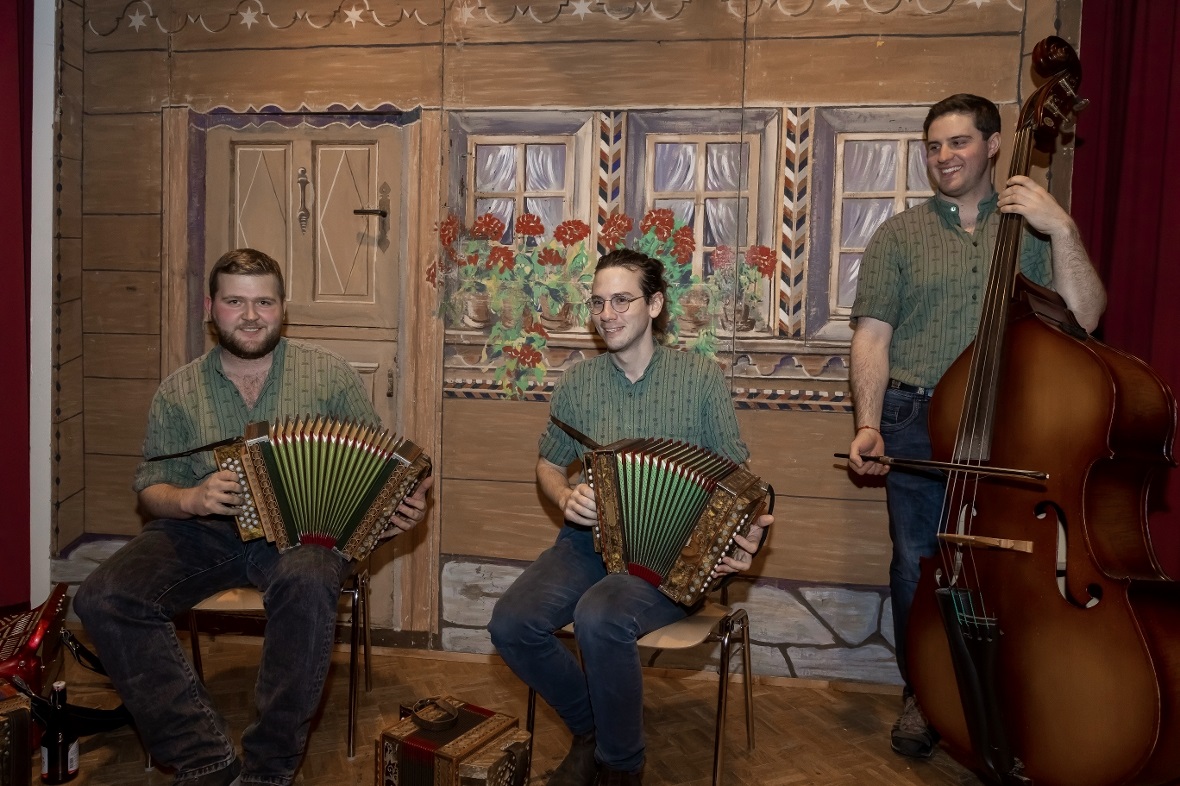 v.l.n.r: Manuel Kipfer, Peter Wüthrich und Jonas Vogel sind das Ländlertrio Täkt...