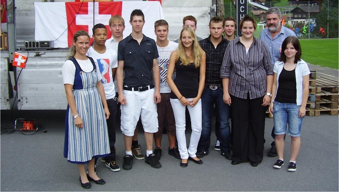 v.l.n.r.: Nationalrätin Andrea Geissbühler, Jervis Menzies, Michael Küng, Thomas Küpfer, David Gerber, Andrea Lehmann, Lorenz Kunz, Daniel Teuscher, Erwin Theilkäs, Franziska Kunz, Gemeindepräsident Urs Scheidegger, Céline Zeller