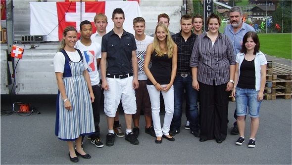 v.l.n.r.: Nationalrätin Andrea Geissbühler, Jervis Menzies, Michael Küng, Thomas Küpfer, David Gerber, Andrea Lehmann, Lorenz Kunz, Daniel Teuscher, Erwin Theilkäs, Franziska Kunz, Gemeindepräsident Urs Scheidegger, Céline Zeller