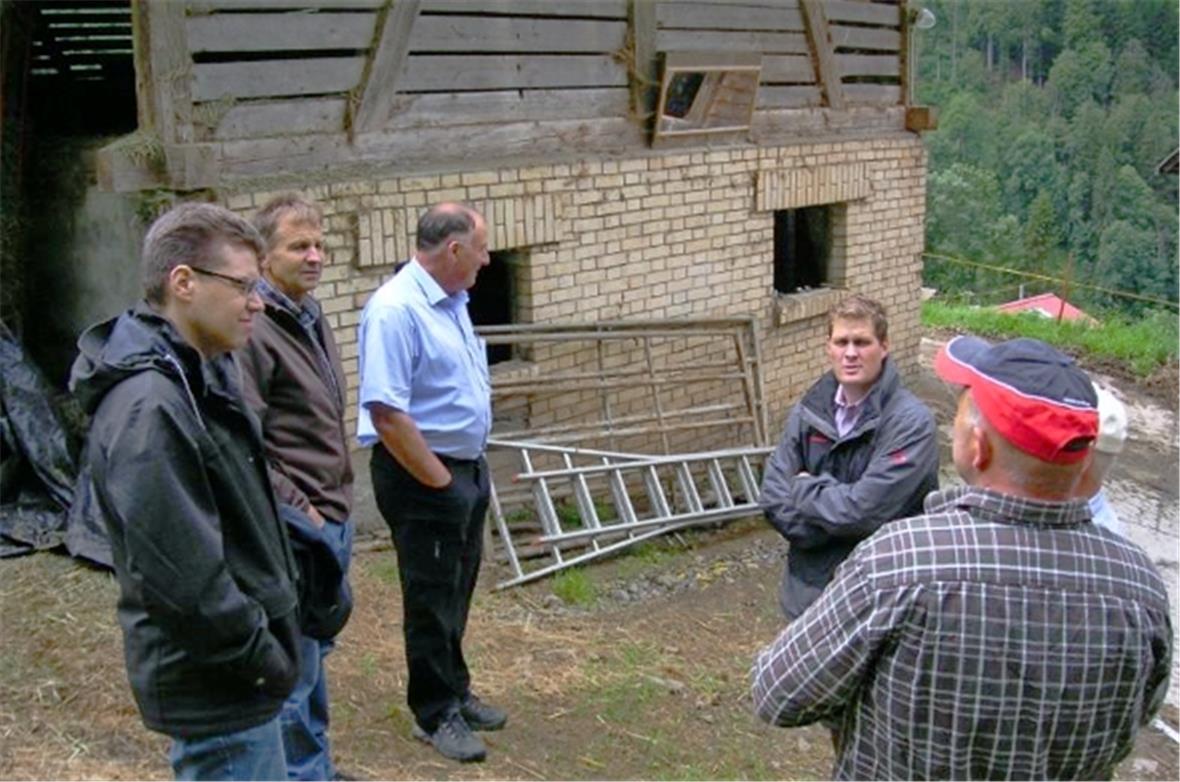 v.l.n.r. Regierungsrat Andreas Rickenbacher, Nationalrat Erich von Siebenthal, Regierungsstatthalter Christian Rubin, Adrian Wyss, Geschäftsführer LOBAG, Niklaus Stäger, Hofbesitzer.