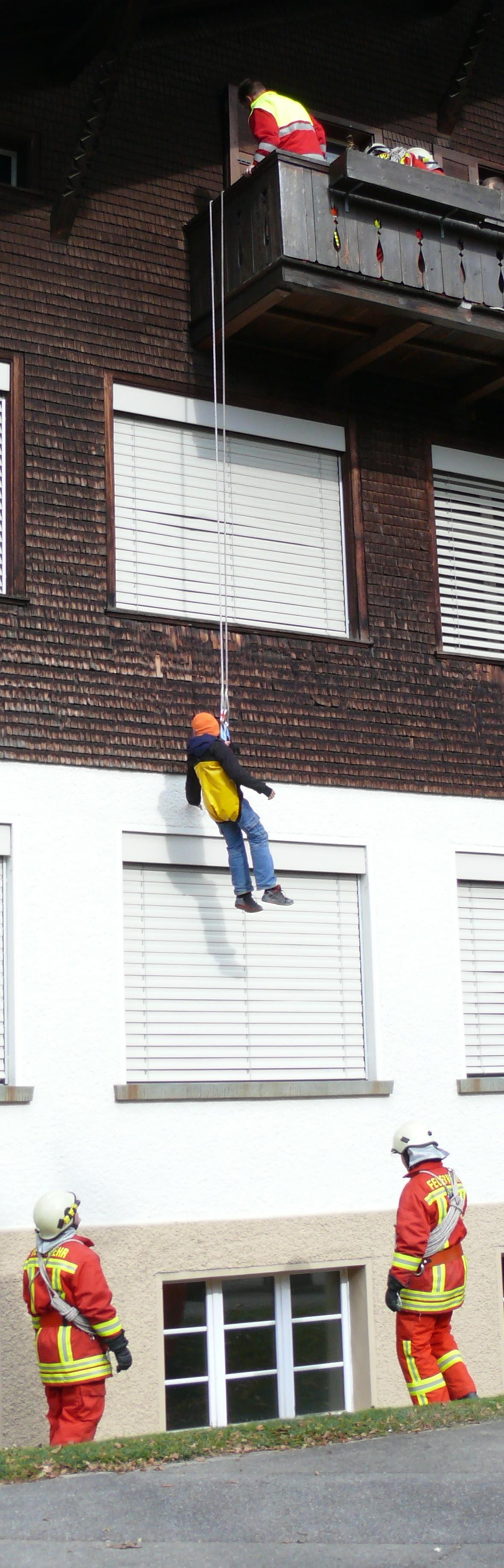 …wurden die kleineren von der Feuerwehr abgeseilt.